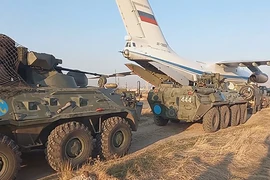 Các xe quân sự của Nga tại sân bay ở ngoại ô Yerevan, Armenia, ngày 11/11/2020. (Ảnh: AFP/TTXVN)