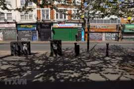 Các cửa hàng tại London, Anh, đóng cửa ngày 13/4/2020 trong bối cảnh dịch COVID-19 lan rộng. (Ảnh: THX/TTXVN)