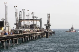 Một cơ sở khai thác dầu của Iran trên đảo Khark. (Ảnh: AFP/TTXVN)