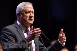 Chủ tịch đảng Xanh-Trắng của Israel Benny Gantz phát biểu trong cuộc vận động tranh cử. (Nguồn: AFP/TTXVN)