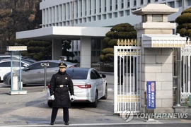 Quang cảnh bên ngoài văn phòng bị khám xét. (Nguồn: Yonhap)