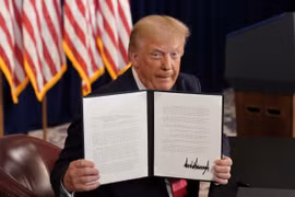Tổng thống Mỹ Donald Trump ký sắc lệnh hành pháp mở rộng gói hỗ trợ thất nghiệp. (Ảnh: NBC)