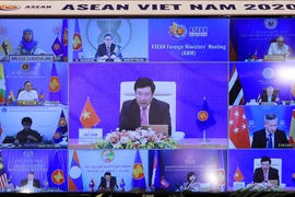 Phó Thủ tướng, Bộ trưởng Bộ Ngoại giao Phạm Bình Minh chủ trì Hội nghị Bộ trưởng Ngoại giao ASEAN theo hình thức trực tuyến. (Ảnh: Lâm Khánh/TTXVN)