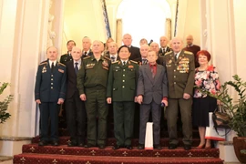 Bộ trưởng Quốc phòng Ngô Xuân Lịch chụp ảnh chung với các cựu chiến binh. (Ảnh: Duy Trinh/TTXVN)