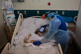 Bệnh nhân COVID-19 được điều trị tại bệnh viện ở Santiago, Chile. (Ảnh: AFP/ TTXVN)