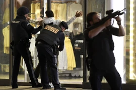 Cảnh sát Áo làm nhiệm vụ tại hiện trường vụ nổ súng gần một giáo đường ở Vienna tối 2/11/2020. (Ảnh: AFP/TTXVN)