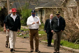 Tỏng thống Mỹ Donald Trump (mũ đỏ) tới thăm vùng bị ảnh hưởng bởi bão Laura. (Ảnh: ITV)