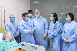 Lãnh đạo Bộ Chỉ huy quân sự tỉnh Hoà Bình thăm hỏi sức khỏe các công dân khi họ về tới cơ sở cách ly thuộc Trung đoàn T14. (Ảnh: Trọng Đạt/TTXVN)