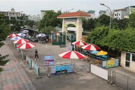 Phương án phân luồng học sinh trong giờ đến và ra về được chuẩn bị kỹ lưỡng. (Ảnh: Thanh Tùng/TTXVN)