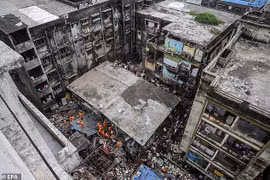 Hiện trường vụ sập nhà. (Ảnh: EPA)