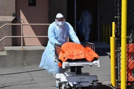 Nhân viên y tế tại Mỹ vận chuyển một thi thể bệnh nhân tử vong vì dịch COVID-19. (Ảnh: The Independent)