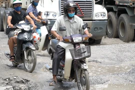 Xe cộ đi lại trên đường luôn lo lắng về sự an toàn của mình. (Ảnh: PV/Vietnam+)