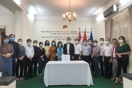 Cộng đồng người Việt Nam tại Ai Cập ủng hộ đồng bào miền Trung khắc phục hậu quả thiên tai. (Ảnh: Việt Khoa/TTXVN)