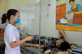 Nhân viên y tế tại Trạm Y tế xã Chiềng Cọ điều trị cho các học sinh nghi ngộ độc thực phẩm. (Ảnh: TTXVN)