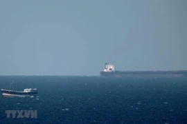 Một tàu chở dầu tiến về Eo biển Hormuz ở ngoài khơi vùng biển Khasab (Oman). (Ảnh: AFP/TTXVN)