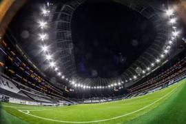 Trận đấu giữa Tottenham và Fulham đã không thể diễn ra do lo ngại COVID-19. (Ảnh: Pressform)