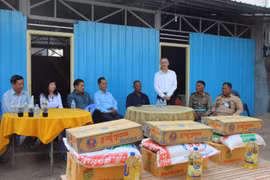 Đại sứ Việt Nam tại Campuchia Vũ Quang Minh cảm ơn chính quyền địa phương đã hỗ trợ bà con bị hỏa hoạn. (Ảnh : Nguyễn Vũ Hùng/TTXVN)