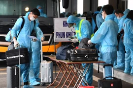 Ảnh minh họa: Người dân làm thủ tục nhập cảnh tại sân bay quốc tế Vân Đồn. (Ảnh: TTXVN)