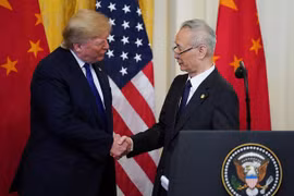Tổng thống Trump và Phó Thủ tướng Trung Quốc Lưu Hạc. (Ảnh: Reuters)