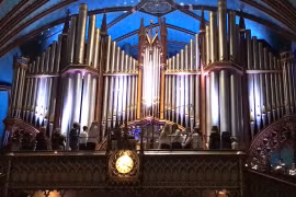 Chiếc đàn organ biểu tượng tại Nhà thờ Đức Bà. (Ảnh: Flickr)