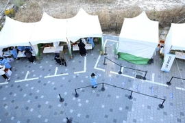 Điểm xét nghiệm COVID-19 tại Seoul. (Ảnh: AFP/TTXVN)