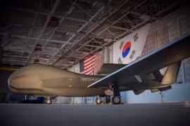Máy bay không người lái tân tiến Global Hawk. (Ảnh: The Diplomat)