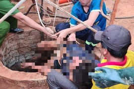 Nạn nhân được đưa từ giếng lên.