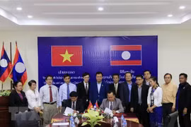 Ảnh tư liệu: Lãnh đạo TTXVN và KPL ký Biên bản bàn giao trang thiết bị, kỹ thuật. (Ảnh: Phạm Kiên/TTXVN)