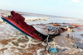 Tàu mang ký hiệu JAGAL RAYA bị sóng đánh vỡ trôi dạt vào bờ biển xã Vĩnh Hải, thị xã Vĩnh Châu, Sóc Trăng. (Ảnh: TTXVN)
