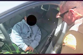 Hình ảnh cậu bé 5 tuổi lúc bị công an tấp vào lề. (Ảnh: Crime Watch Daily)