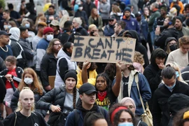 Người dân tham gia biểu tình chống phân biệt chủng tộc tại Auckland, New Zealand ngày 1/6/2020. (Ảnh: AFP/TTXVN)