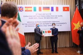 Thừa uỷ quyền của Thủ tướng Chính phủ, Thứ trưởng Bộ Ngoại giao Tô Anh Dũng trao hàng hỗ trợ của Việt Nam đến Đại sứ Italy tại Việt Nam Antonio Alessandro. (Ảnh: Lâm Khánh – TTXVN)