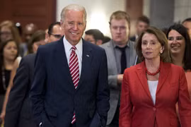Cựu Phó Tổng thống Mỹ Joe Biden và Chủ tịch Hạ viện Mỹ Nancy Pelosi. (Ảnh: Politico)