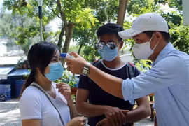 Đo thân nhiệt cho du khách đến thăm quan danh thắng Ngũ Hành Sơn. (Ảnh: Trần Lê Lâm/TTXVN)