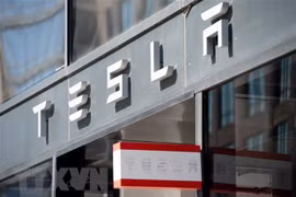 Biểu tượng Tesla tại cửa hàng ở Washington, DC, Mỹ. (Nguồn: AFP/TTXVN)