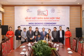 Quang cảnh lễ ký kết.