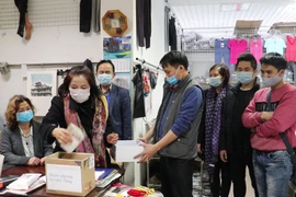 Người Việt tại Trung tâm thương mại Wólk Kosowska, Warsawa ủng hộ đồng bào miền Trung bị thiệt hại do lũ lụt. (Ảnh: Văn Long/TTXVN)