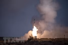 Tên lửa được phóng từ hệ thống S-400 của Nga tại căn cứ quân sự Ashuluk. (Ảnh: AFP/TTXVN)