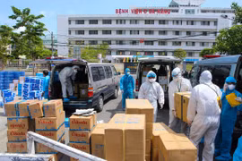 Các nhu yếu phẩm thiết yếu ủng hộ cho đội ngũ y tế và bệnh nhân được bốc dỡ để vận chuyển vào khu vực cách ly ở Bệnh viện C Đà Nẵng. (Ảnh: Trần Lê Lâm/TTXVN)