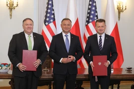 Trong ảnh; Ngoại trưởng Mỹ Mike Pompeo (trái) Tổng thống Ba Lan Andrzej Duda (giữa) và Bộ trưởng Quốc phòng Ba Lan Mariusz Blaszczak (phải) sau lễ ký thỏa thuận hợp tác quốc phòng mới tại Vácsava, Ba Lan, ngày 15/8. (Ảnh: PAP/TTXVN)