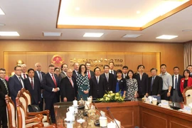 Đoàn đại biểu bang Hessen thăm và làm việc với lãnh đạo Bộ Giáo dục và Đào tạo. (Nguồn: VPĐD bang Henssen)