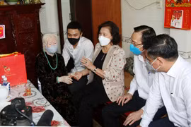 Trong ảnh: Chủ tịch Quốc hội Nguyễn Thị Kim Ngân hỏi thăm sức khỏe Bà mẹ Việt Nam Anh hùng Nguyễn Thị Cang, có hai người con là liệt sỹ. (Ảnh: Tiến Lực/TTXVN)