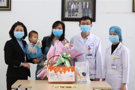 2 mẹ con nghi nhiễm viêm đường hô hấp cấp do chủng mới của virus Corona điều trị tại Bệnh viện Hữu nghị Việt Tiệp, Hải Phòng đã âm tính với nCoV và được xuất viện trưa 3/2. (Ảnh: TTXVN)