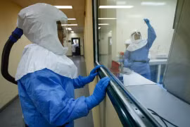 Các nhân viên y tế đang làm thủ tục cách ly đối với bệnh nhân dương tính với virus corona. (Nguồn: Bild)