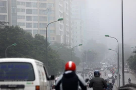 Sương mù buổi sáng tại Hà Nội. (Ảnh: Huy Hùng/TTXVN)