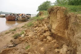 Khai thác cát trái phép làm sạt lở nhiều diện tích đất canh tác ven sông. (Ảnh minh họa: Internet)