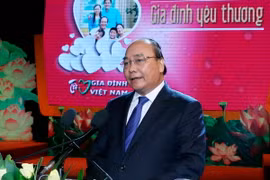 Thủ tướng Nguyễn Xuân Phúc đến dự và phát biểu tại Lễ kỷ niệm 15 năm ngày Gia đình Việt Nam. (Ảnh: Thống Nhất/TTXVN)