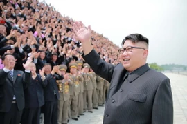 Nhà lãnh đạo Triều Tiên Kim Jong-Un (phải) ngày 28/6. (Nguồn: Yonhap/TTXVN)