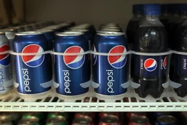 Các chai và lon soda Pepsi bày bán tại một cửa hàng ở Miami, bang Florida (Mỹ) ngày 22/3. (Nguồn: AFP/TTXVN)