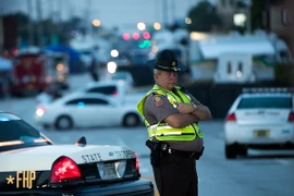 Cảnh sát Mỹ phong tỏa hiện trường hộp đêm Pulse sau vụ xả súng ngày 12/6. (Nguồn: AFP/TTXVN)